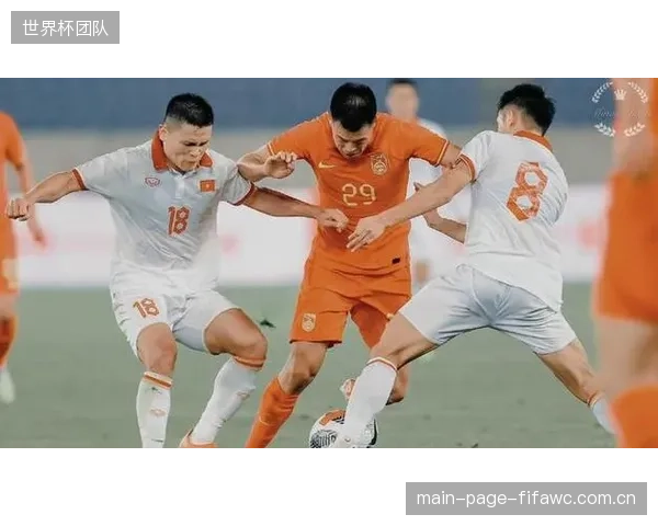 马丁内斯演练三中卫体系，强调边翼卫内收和中前场高强度压迫战术。